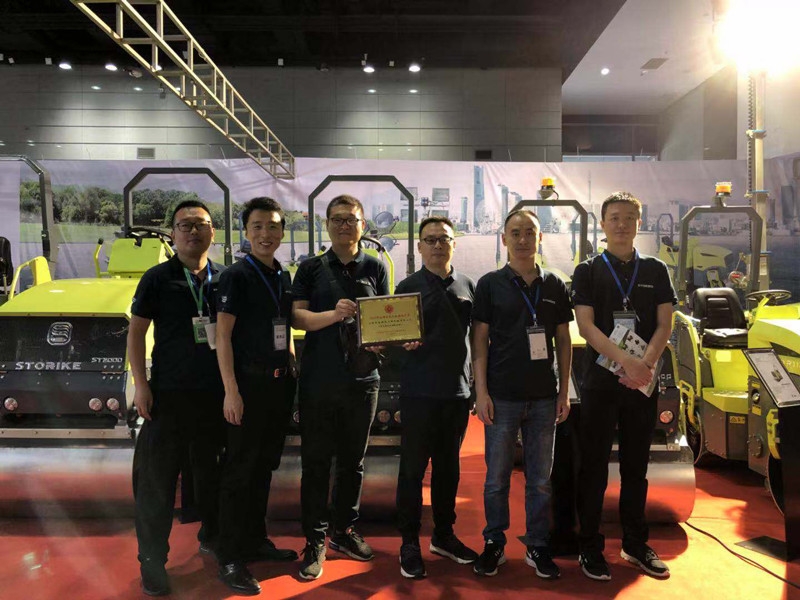山東思拓瑞克工程機(jī)械有限公司參加無錫建機(jī)展會(huì)交流溝通并獲獎(jiǎng)留念